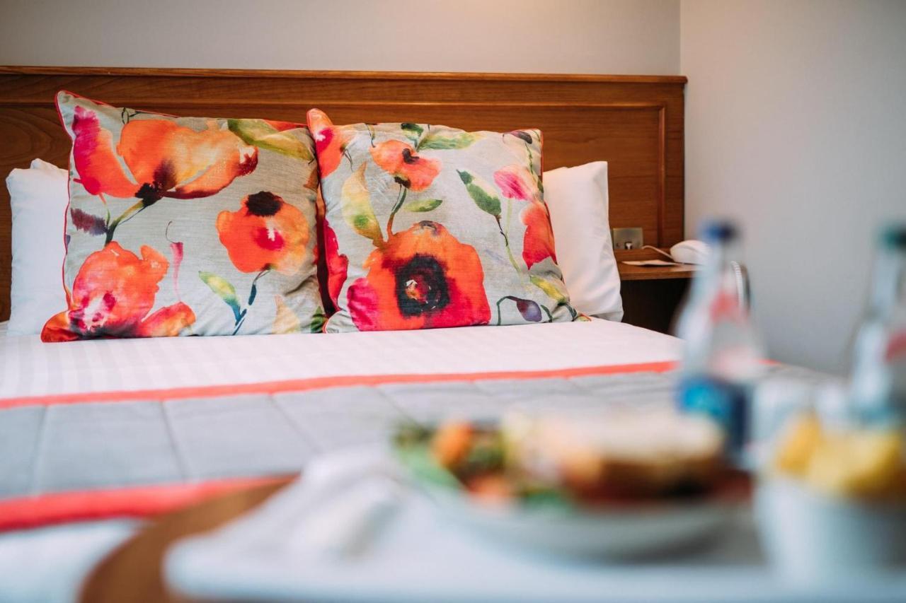 The Valley Hotel & Carriage Gardens Fivemiletown Экстерьер фото