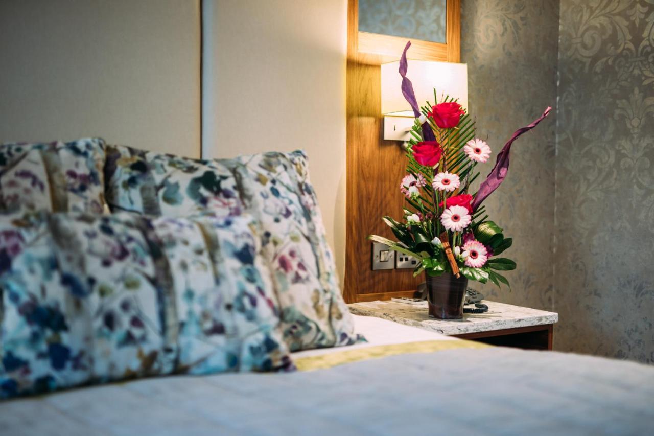 The Valley Hotel & Carriage Gardens Fivemiletown Экстерьер фото